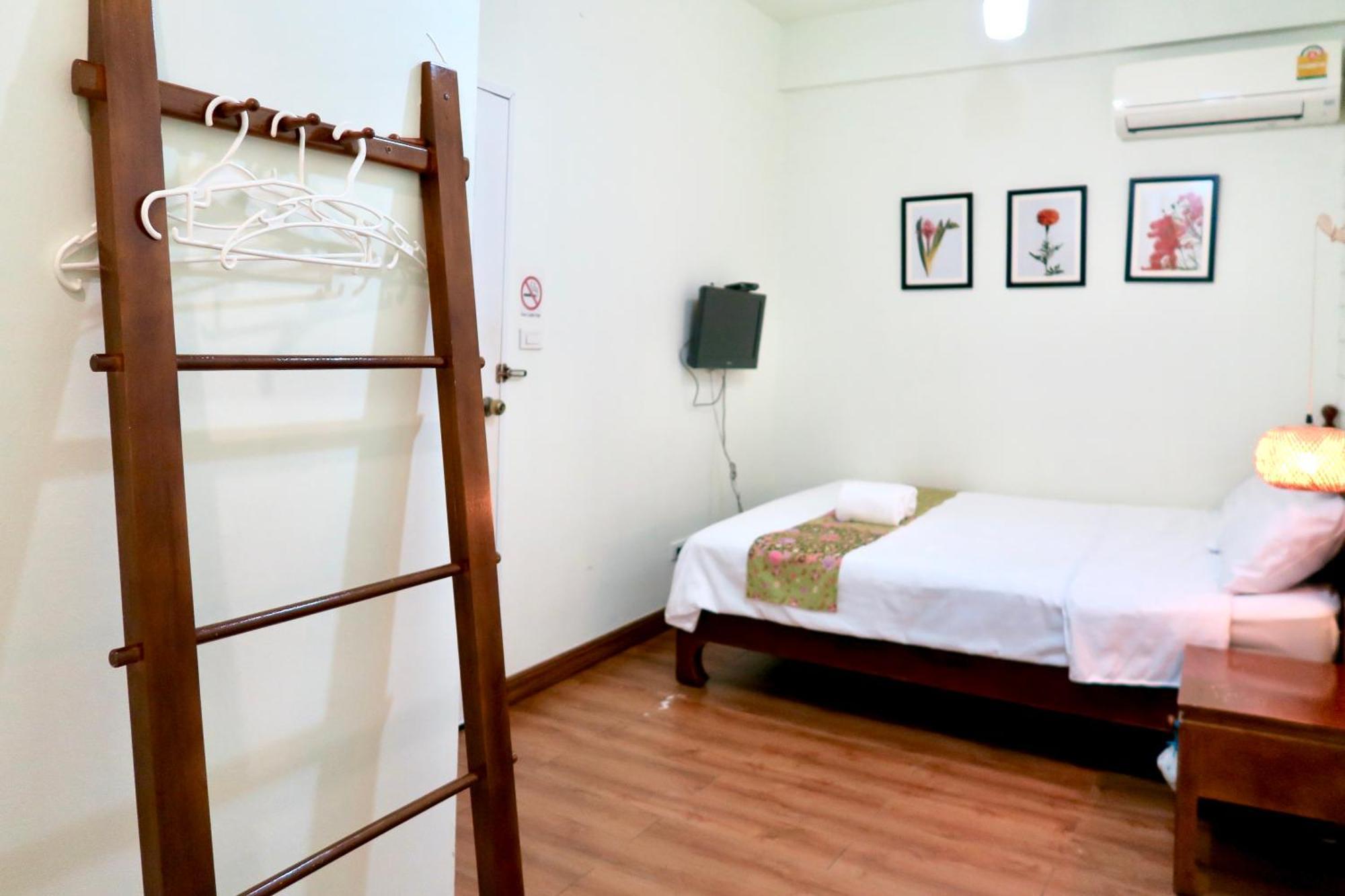 Les Fleurs Bangkok Hostel Exterior photo