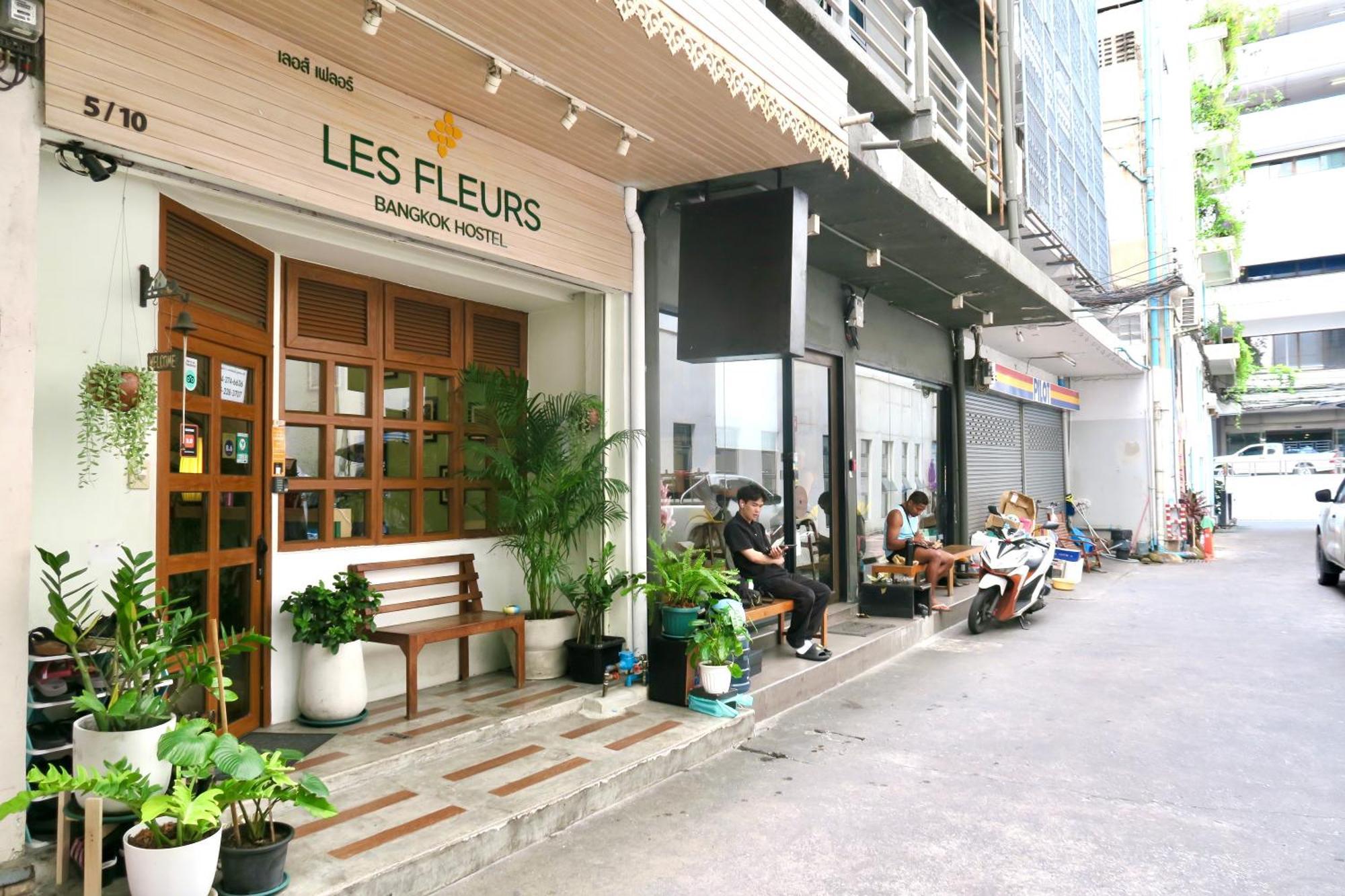 Les Fleurs Bangkok Hostel Exterior photo