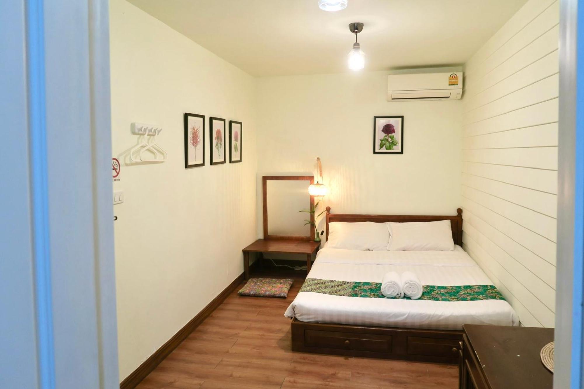 Les Fleurs Bangkok Hostel Exterior photo