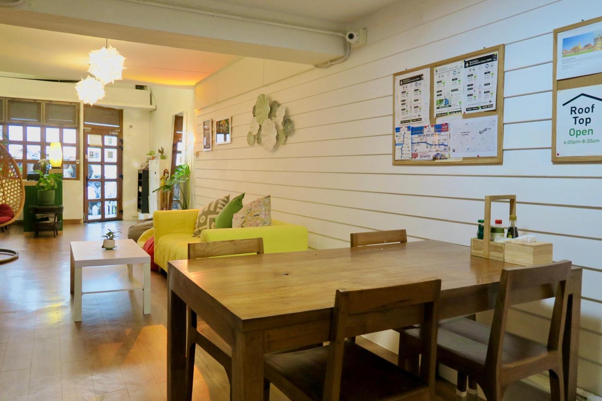 Les Fleurs Bangkok Hostel Exterior photo