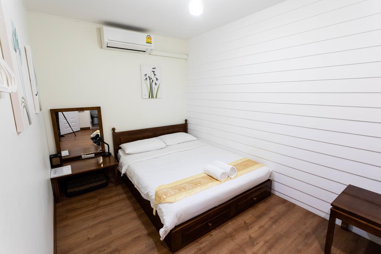 Les Fleurs Bangkok Hostel Exterior photo